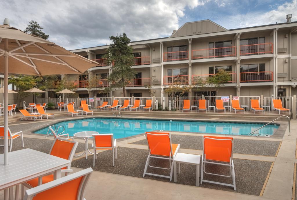 Ashland Hills Hotel & Suites Exterior photo