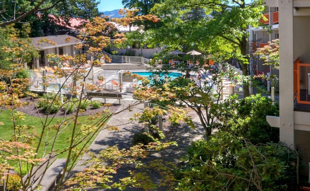 Ashland Hills Hotel & Suites Exterior photo