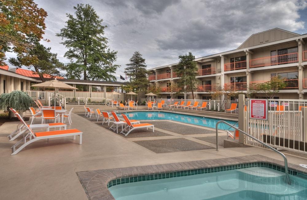 Ashland Hills Hotel & Suites Exterior photo