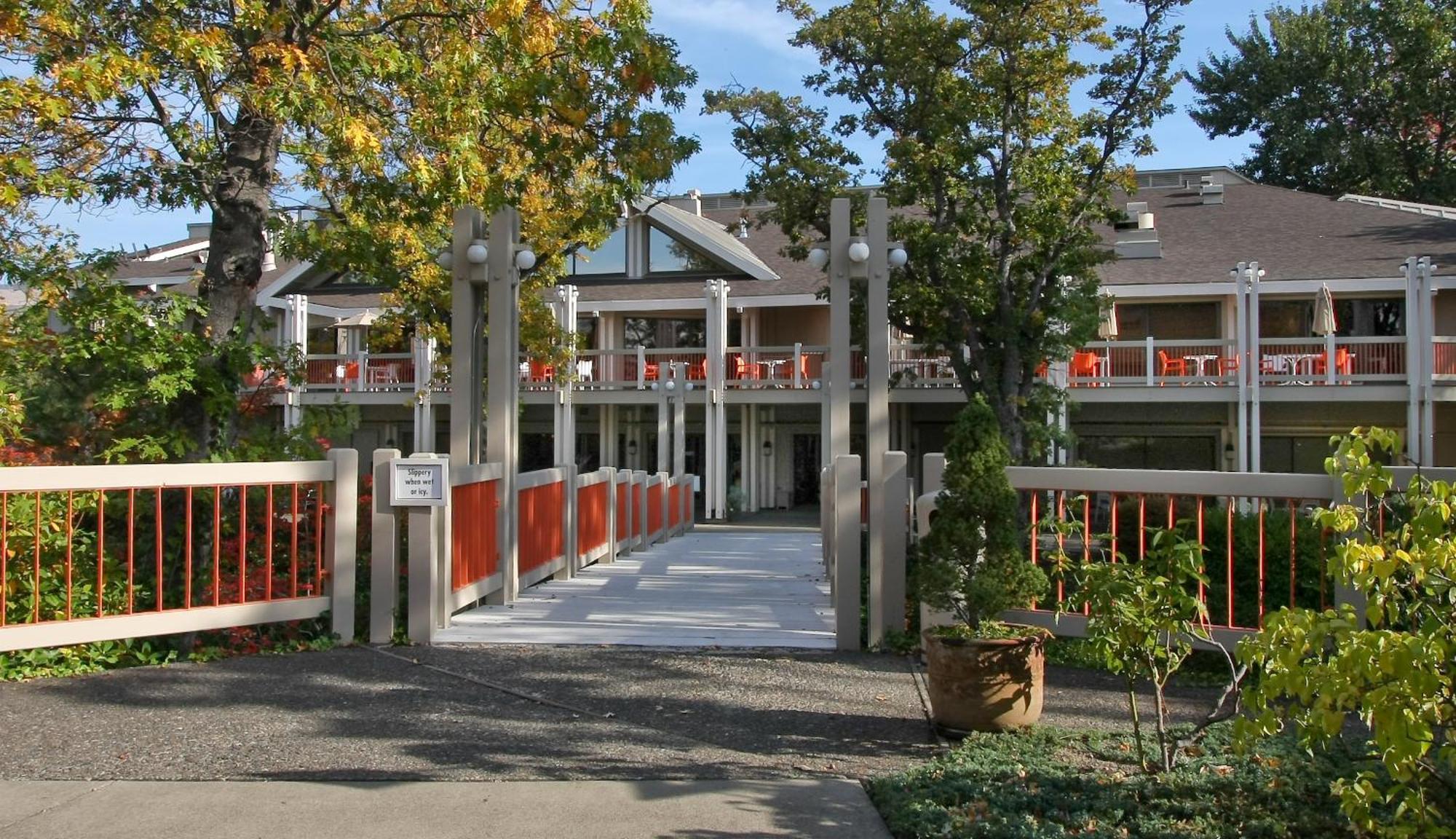 Ashland Hills Hotel & Suites Exterior photo
