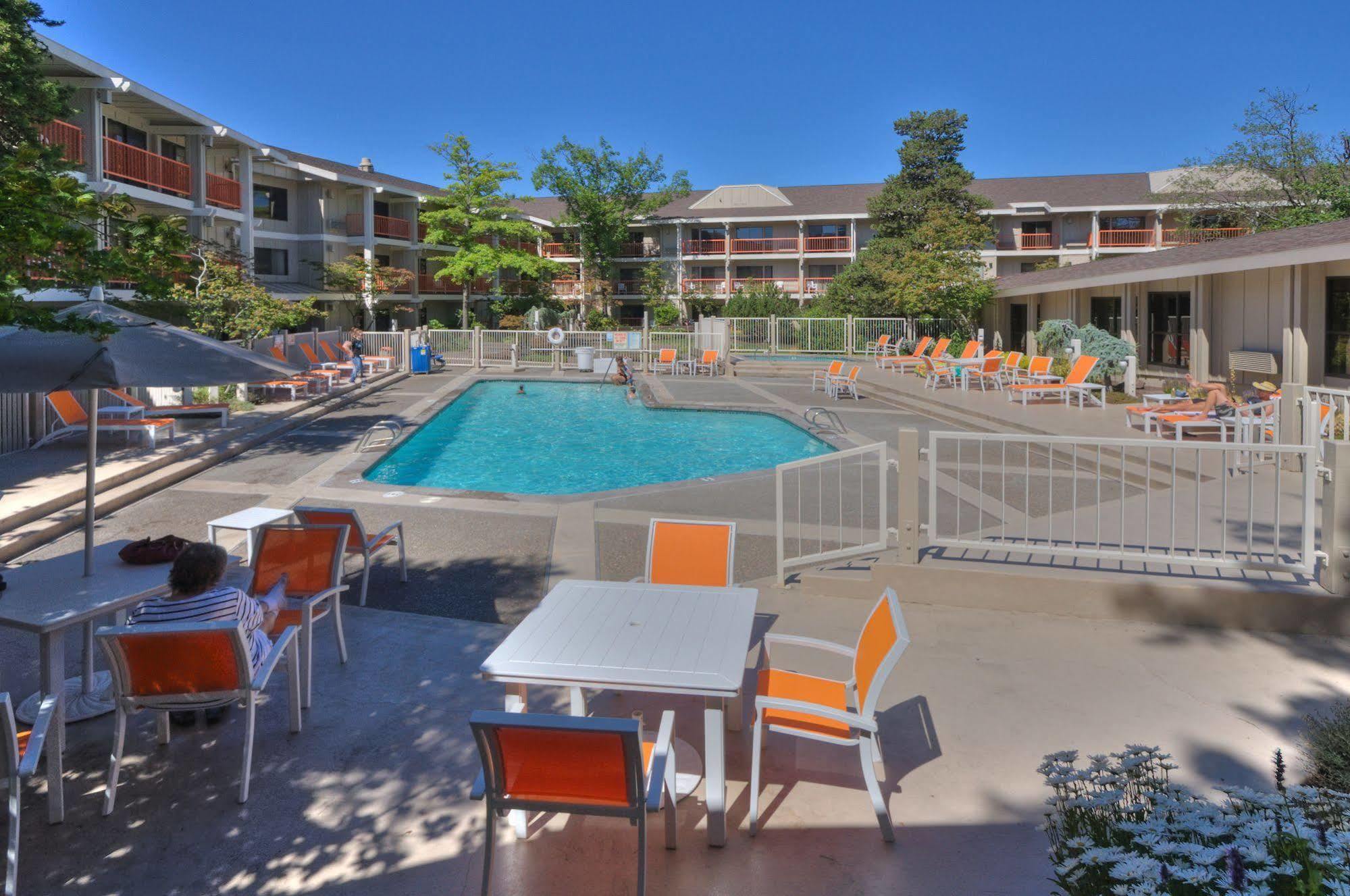 Ashland Hills Hotel & Suites Exterior photo
